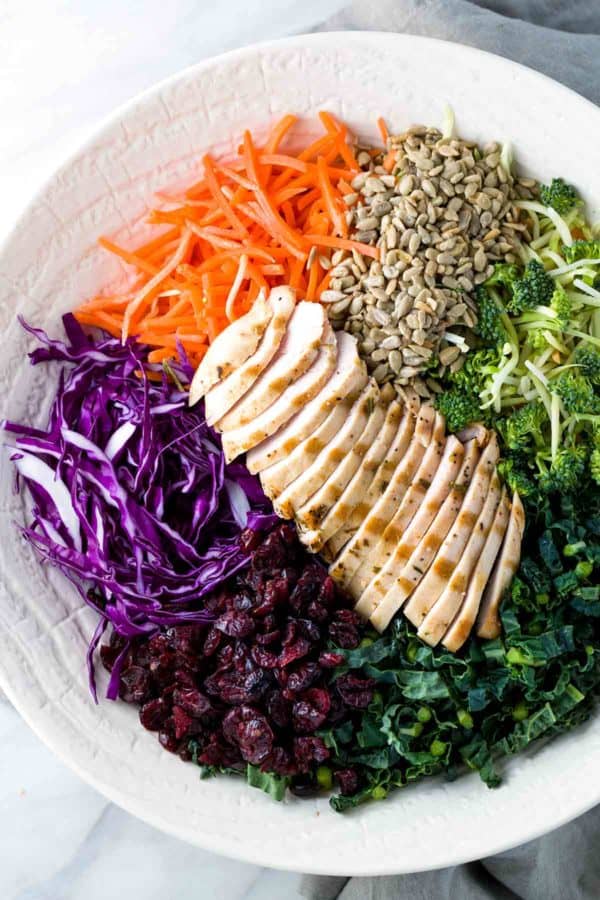 混合在一起之前的西兰花沙拉的配料