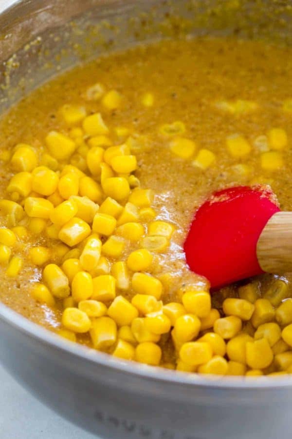 将玉米混合物混合在碗中