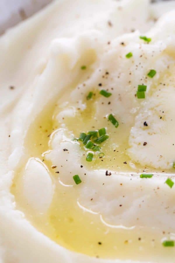 液体黄油和裂缝的胡椒在土豆泥顶部