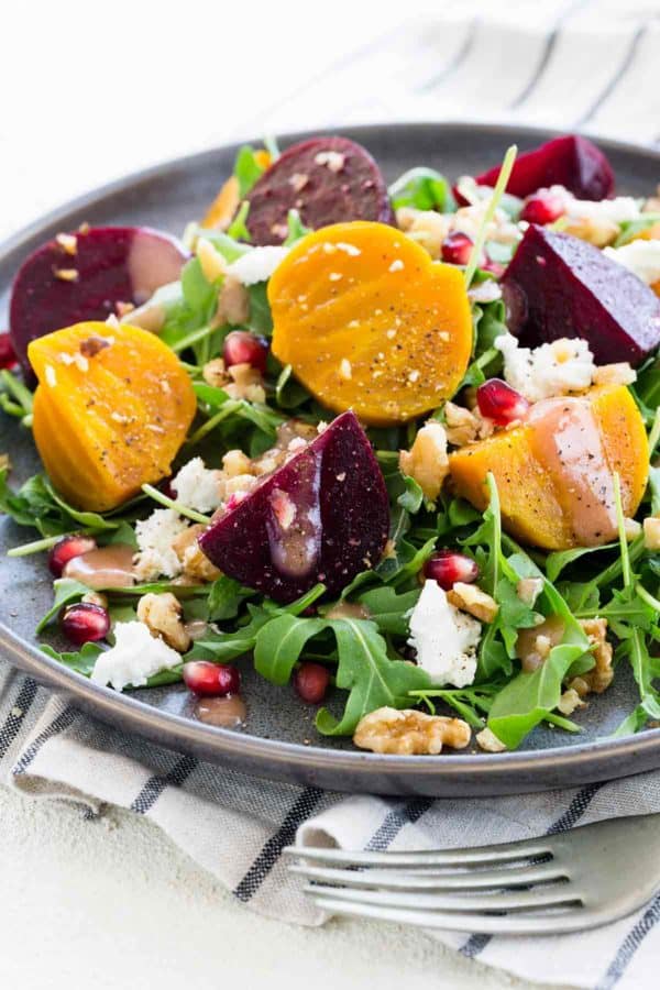 金色甜菜片和紫色甜菜片放在蔬菜沙拉上