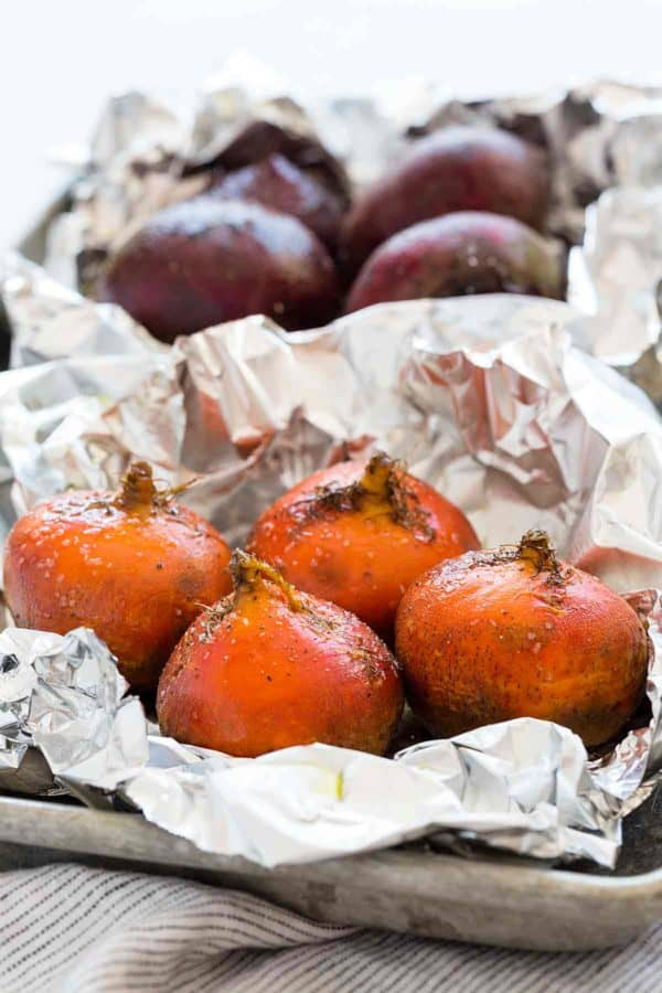 在烤板上用锡箔包裹的甜菜