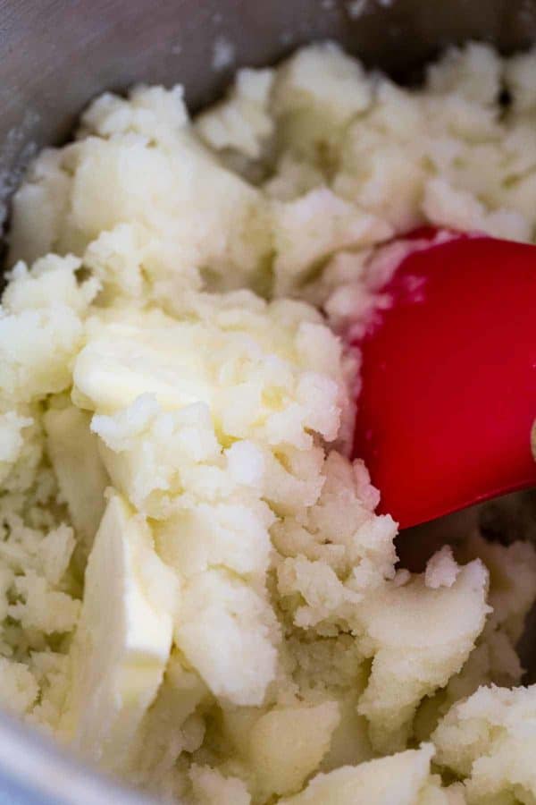 将黄油添加到土豆泥并用刮刀搅拌