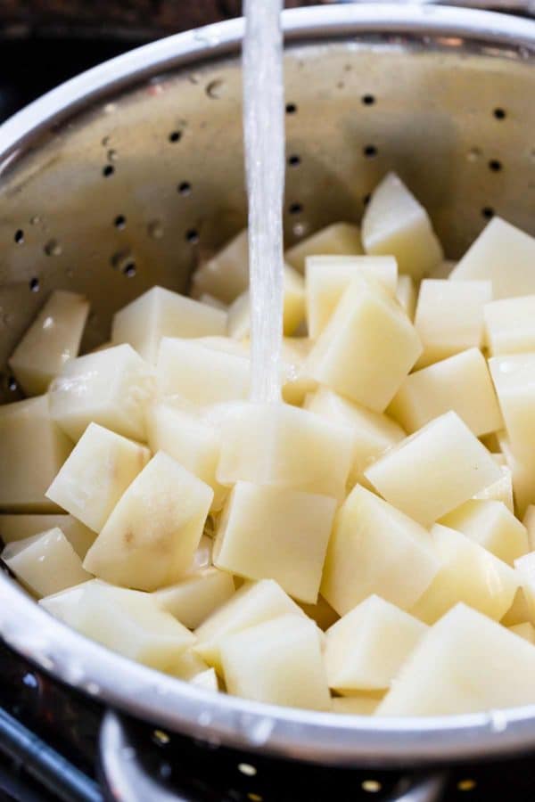 在滤锅中被洗涤的土豆队