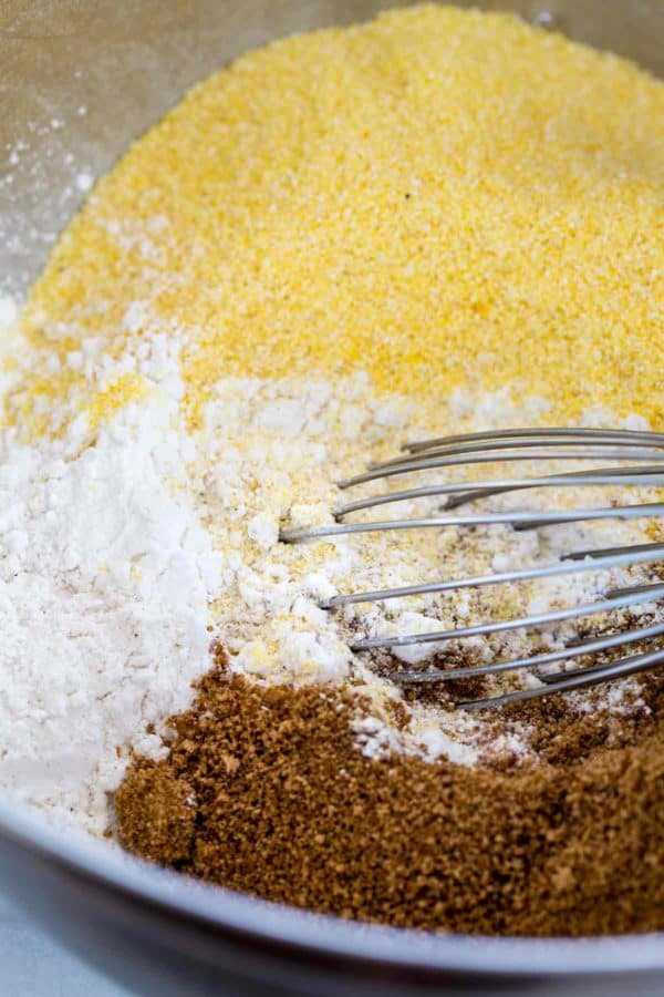 混合玉米面包松饼的成分在一个大碗