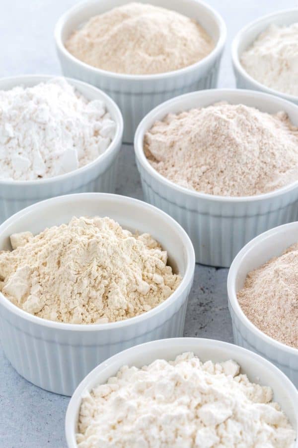 不同种类的面粉放在不同的碗里