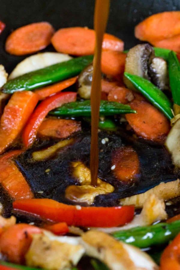 将炒酱倒入由蔬菜和鸡肉制成的锅中