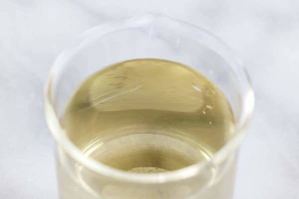 装有白葡萄酒醋的玻璃瓶