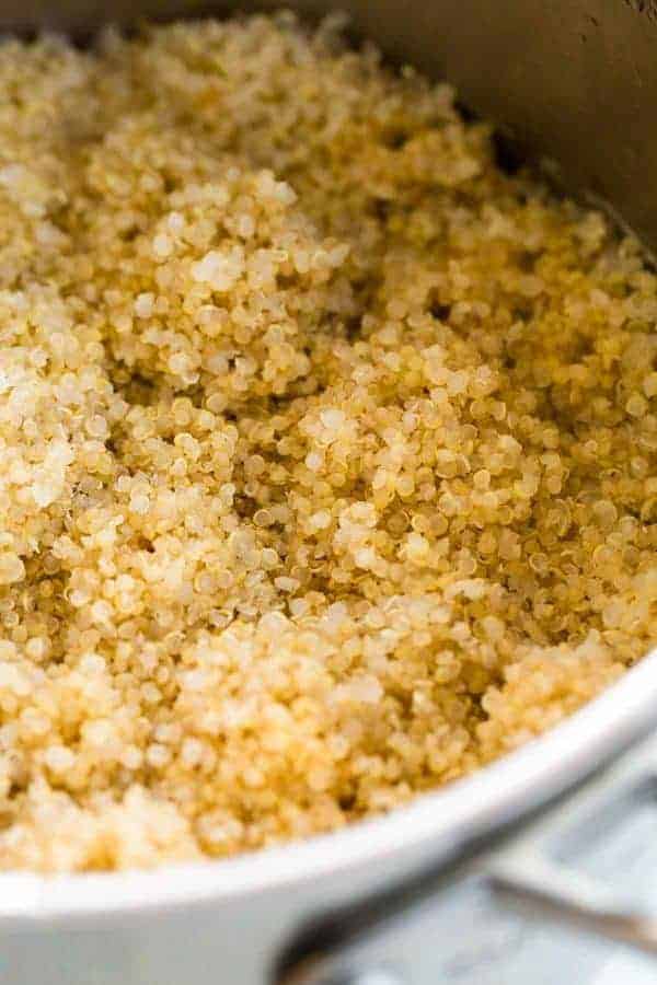 煮熟的藜麦在平底锅里