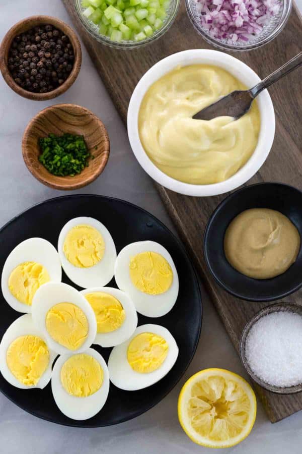 在餐桌上为一个经典的鸡蛋沙拉食谱预先准备的配料