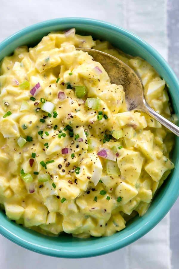 蛋沙拉照片在一个蓝色碗的有金属匙子的