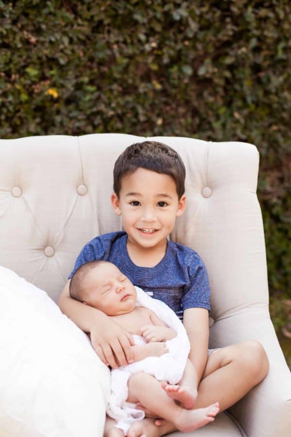 詹姆斯在外面的沙发上抱着奥利维亚