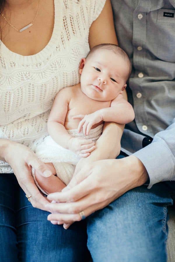 妈妈和爸爸抱着奥利维亚