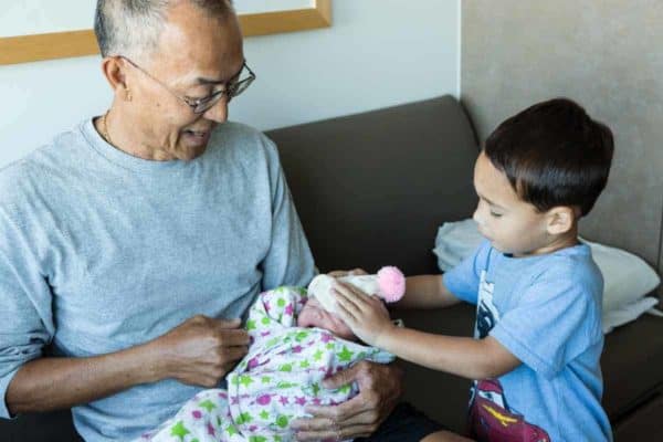 爷爷和詹姆斯给奥利维亚戴上了帽子