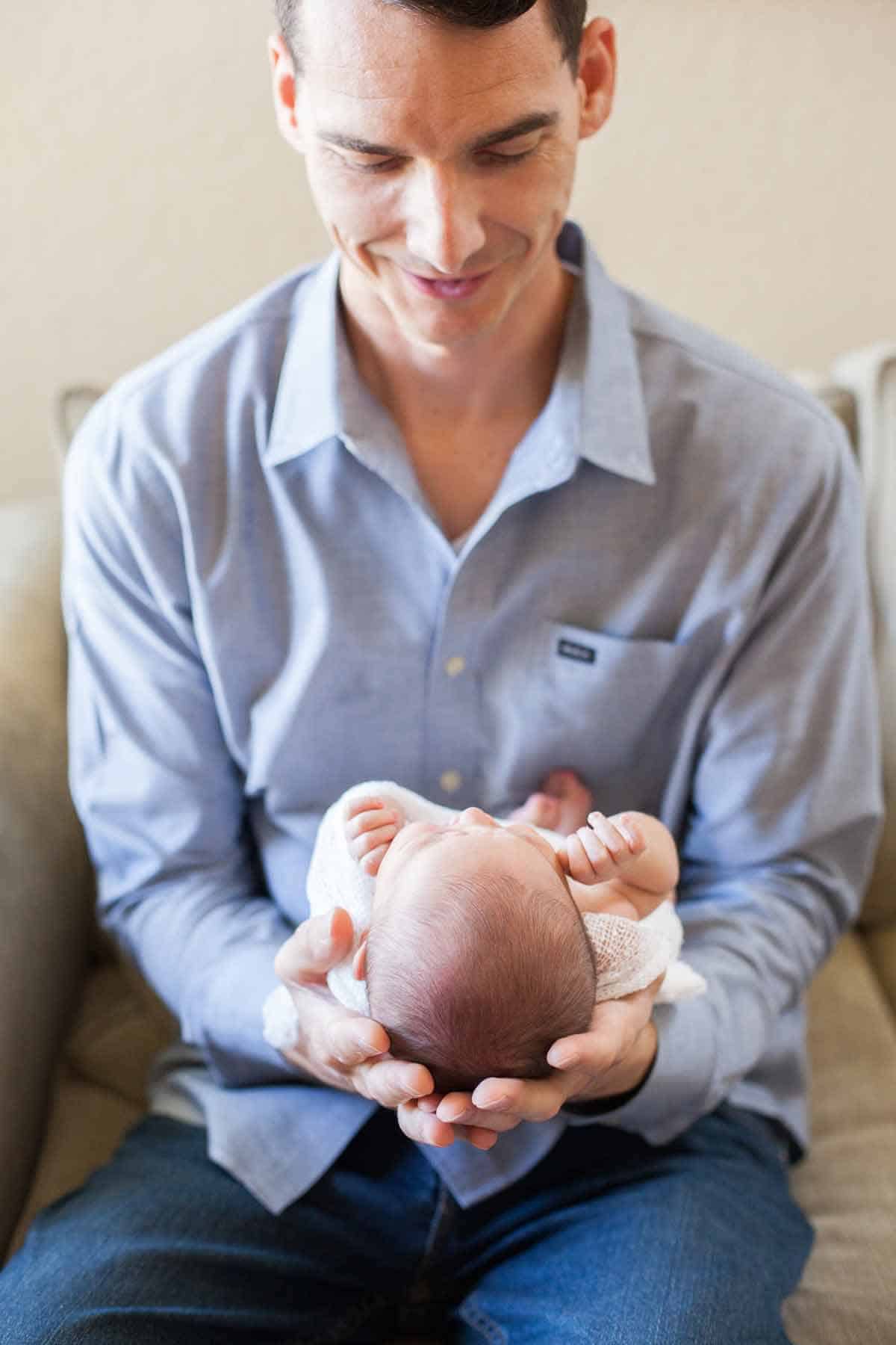 杰森把奥利维亚抱在怀里