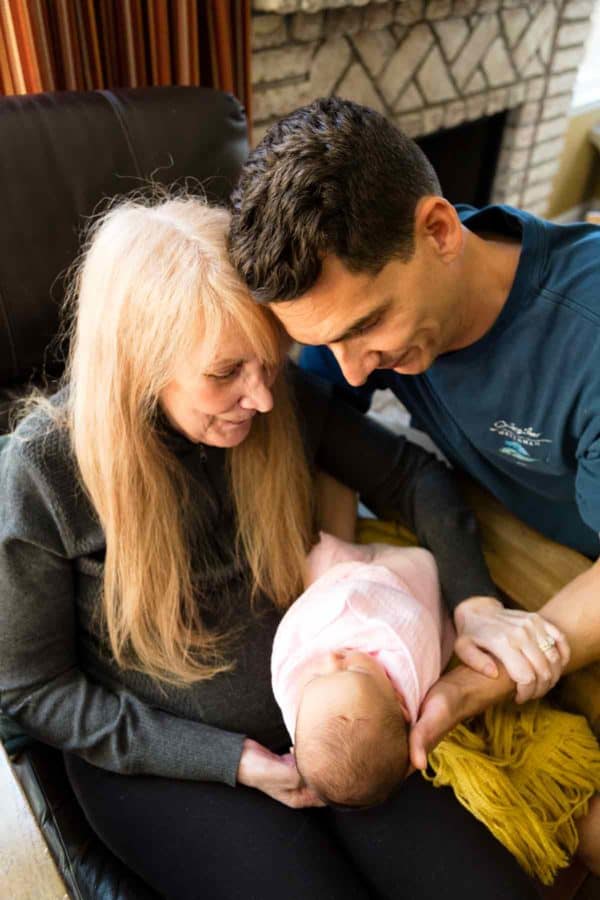 奶奶和杰森低头看着奥利维亚