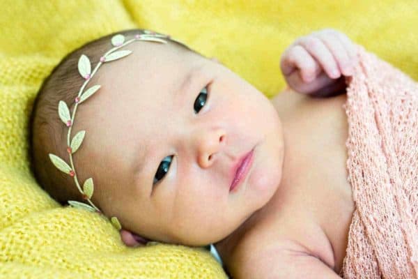 小女孩看起来像个公主