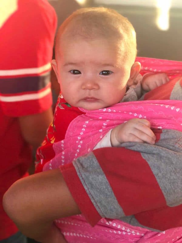 奥利维亚裹着粉色和红色的毯子在屋子里走来走去