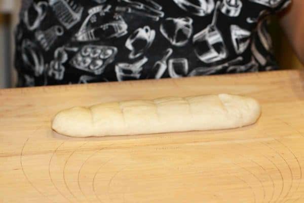 在顶部的切割标记滚出面团