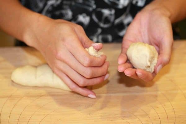 手把坚硬的东西撕成更小的碎片