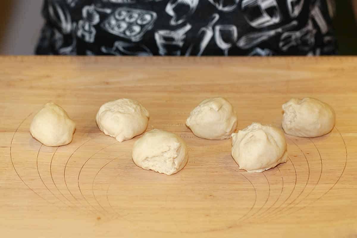 六个小部分面团在切菜板上