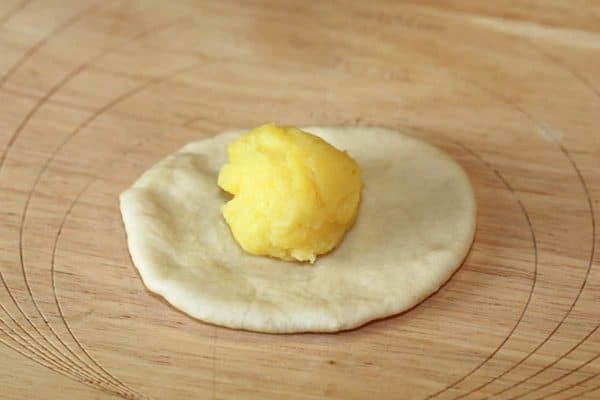 填充面团的扁平部分的圆形奶油圆球