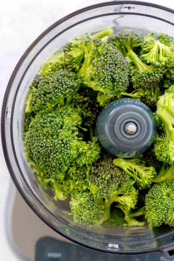 在食品加工机中的西兰花小花