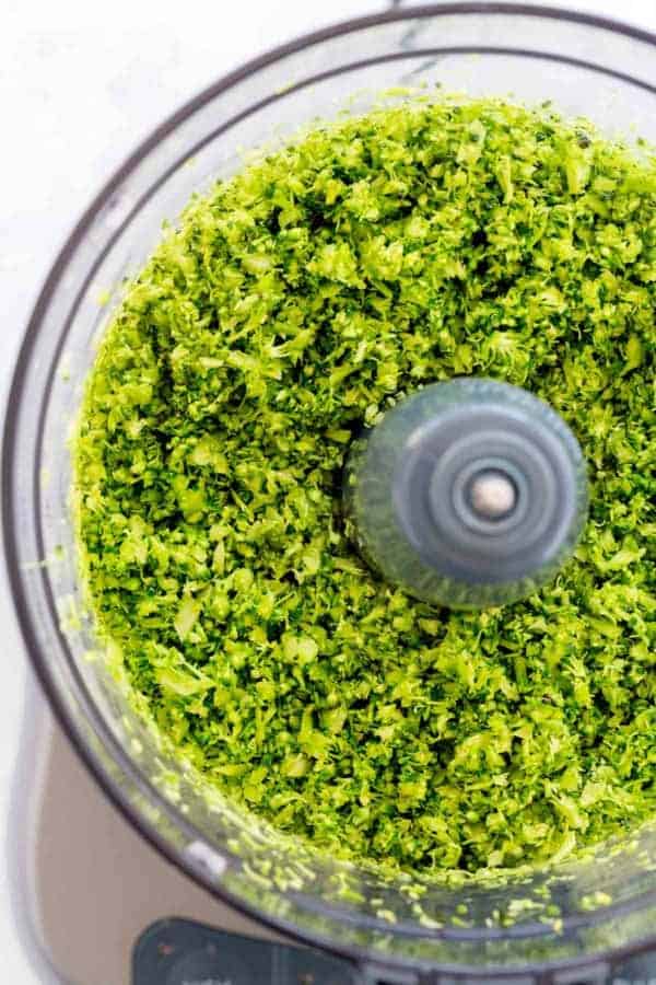 在食品加工机内的西兰花米