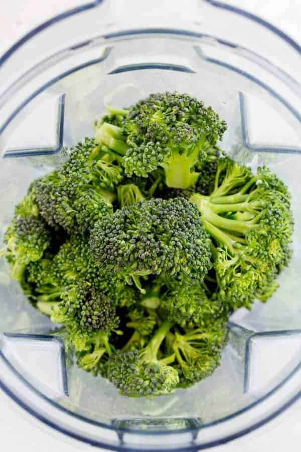 在搅拌器里面的西兰花小花