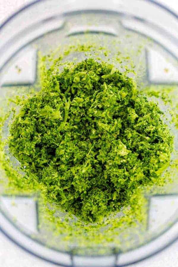 在搅拌器里面的西兰花米