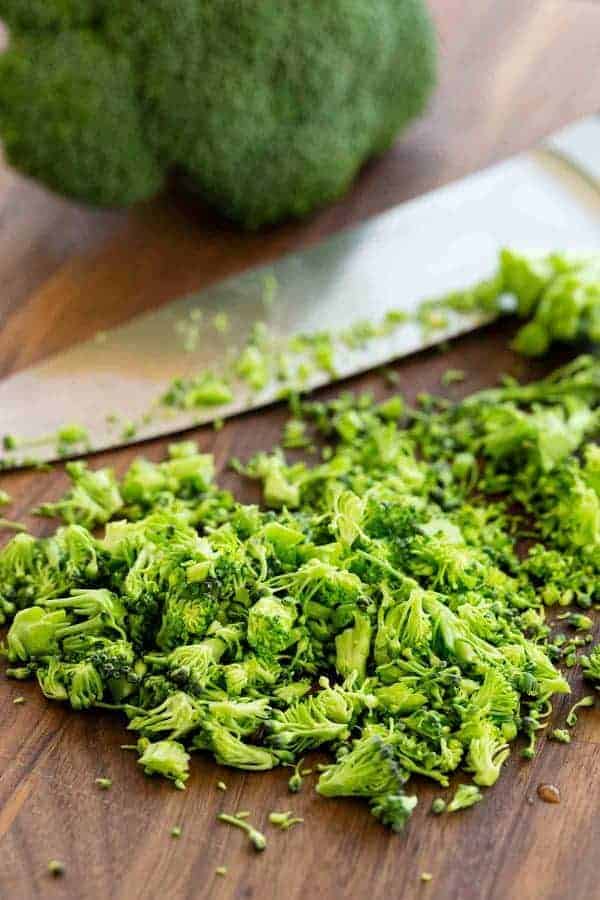 在一个木切板被切碎的硬花甘蓝米