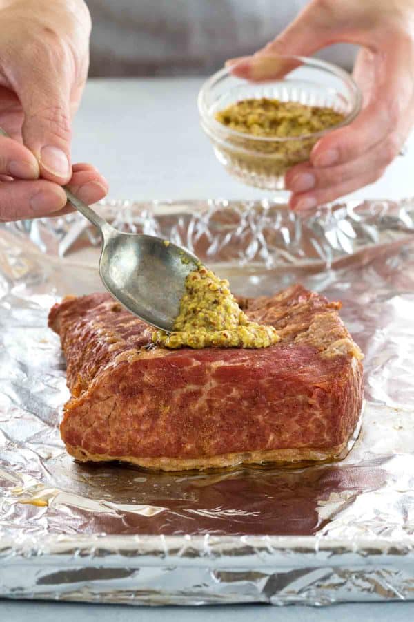 使用勺子在玉米牛肉牛肉中传播第戎芥末的人