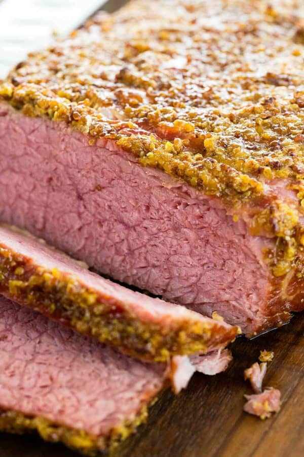 关闭显示切的肉的照片与芥末釉外壳