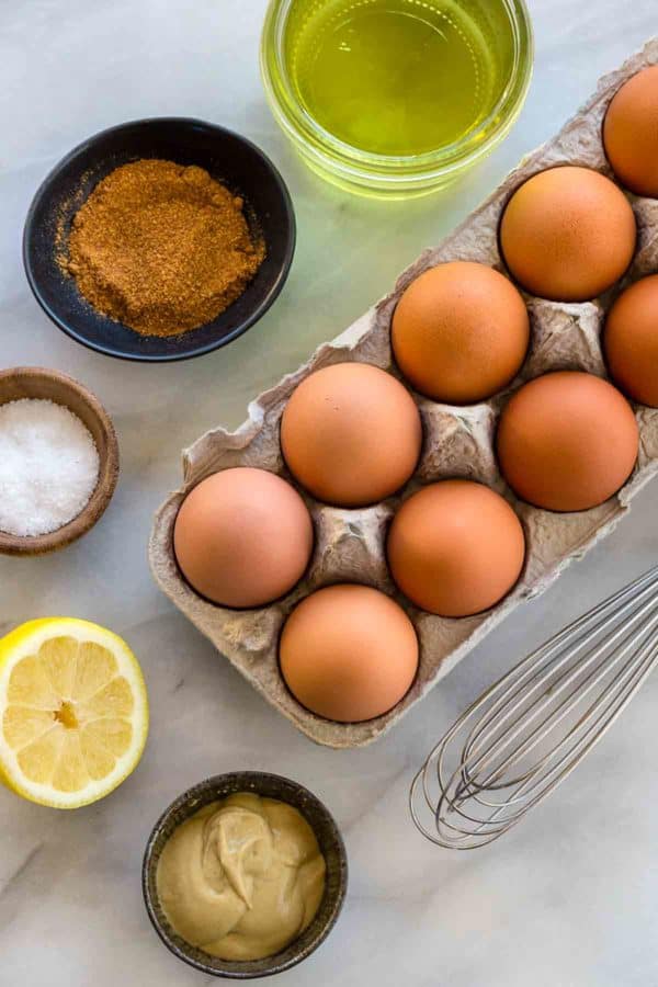 成分使蛋黄酱在大理石桌上分开