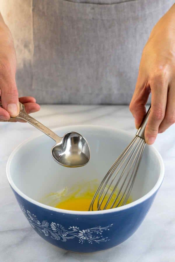 使用将一汤匙柠檬汁添加到一碗鸡蛋洗