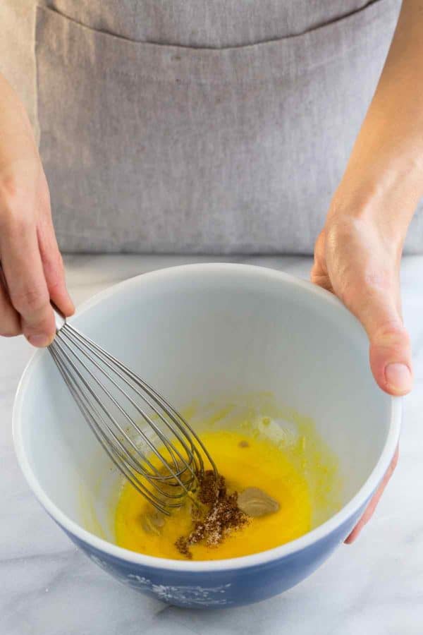 拿着碗的人，一起搅拌蛋黄酱成份