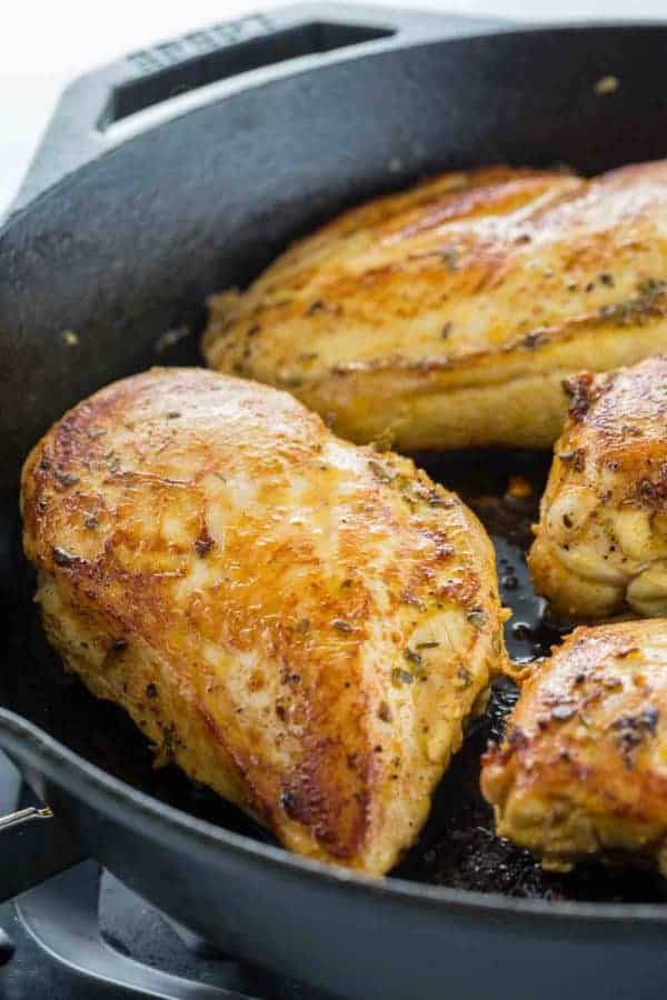 烹调在铸铁煎锅的鸡胸脯照片