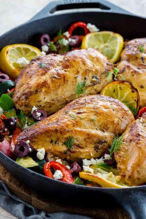 希腊鸡肉晚餐在一个锅里准备