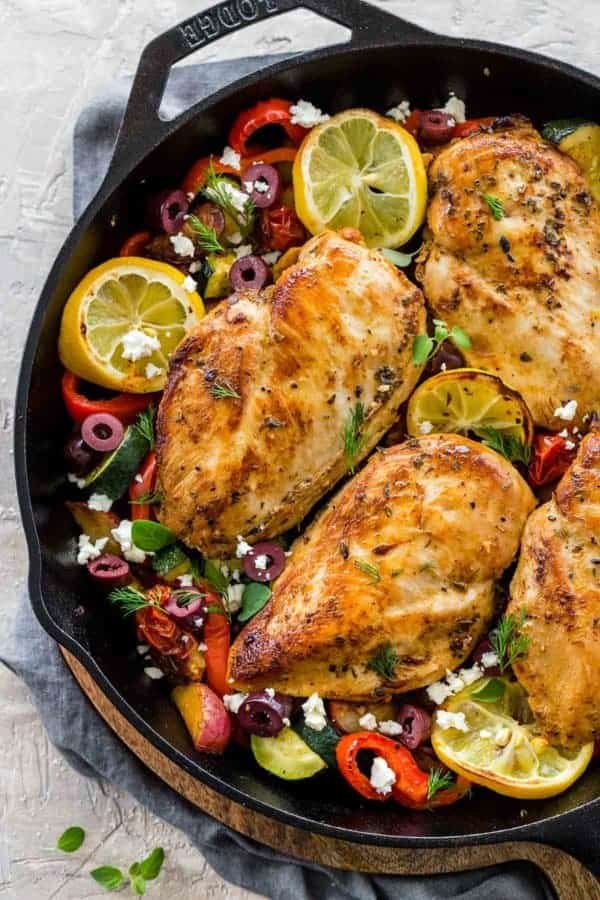 希腊鸡用烤土豆和柠檬在铸铁煎锅