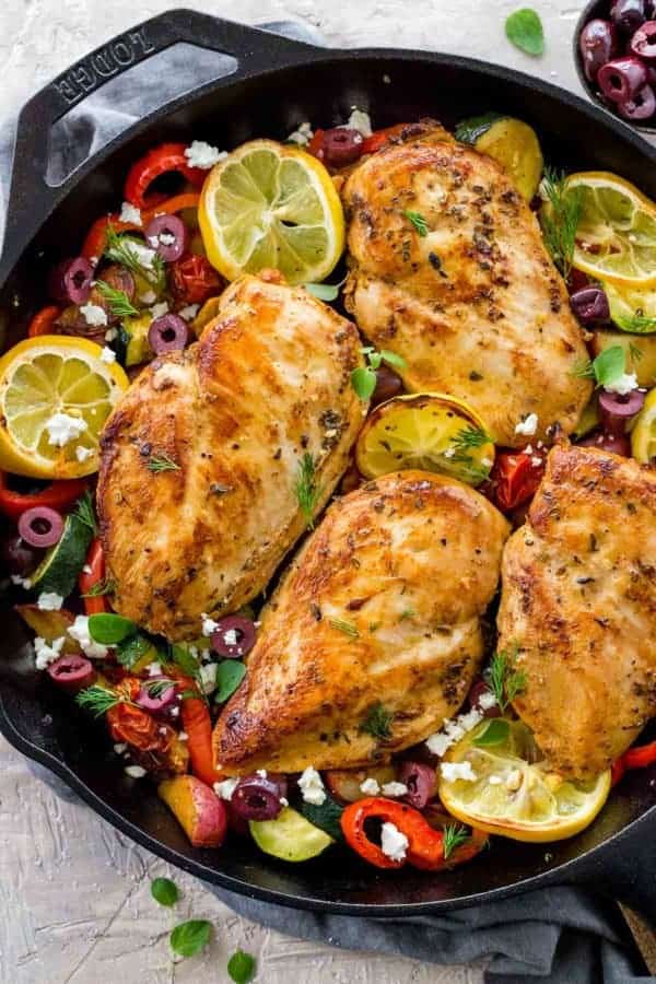 顶上一张铸铁煎锅的照片用柠檬希腊鸡晚餐