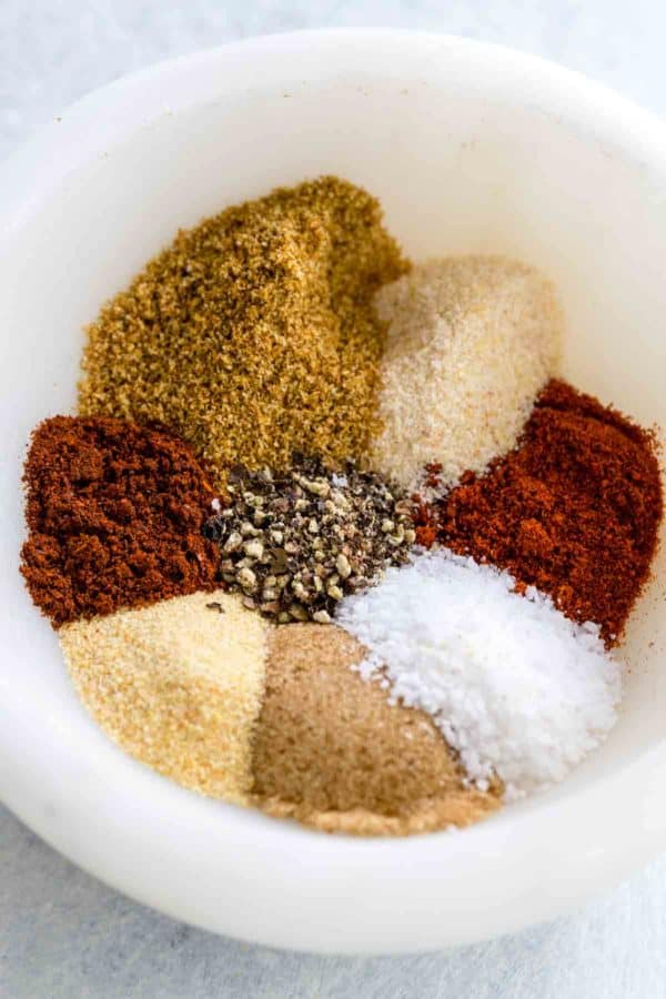 在一个白碗里放几种不同的干调料