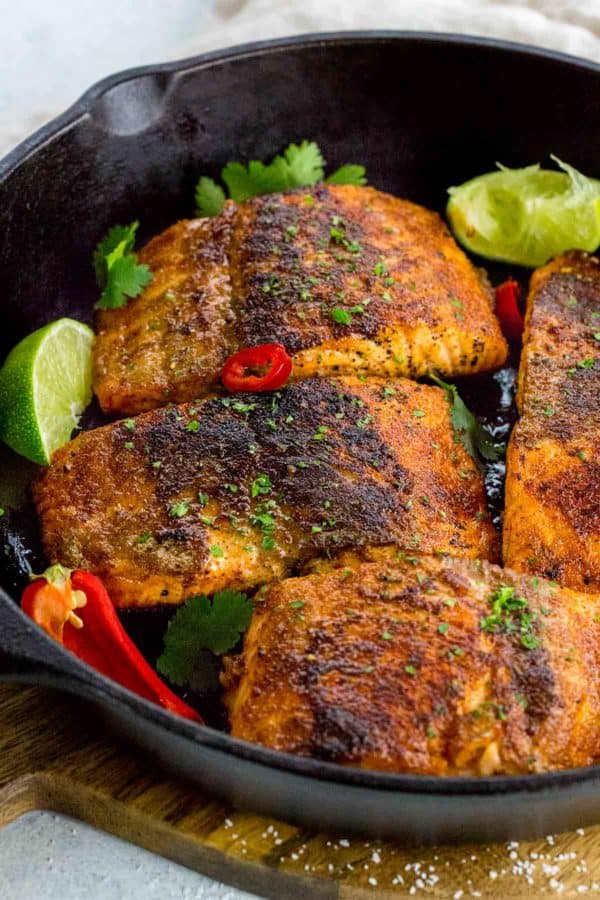 照片的黑色鲑鱼晚餐与装饰，并在一个铸铁煎锅