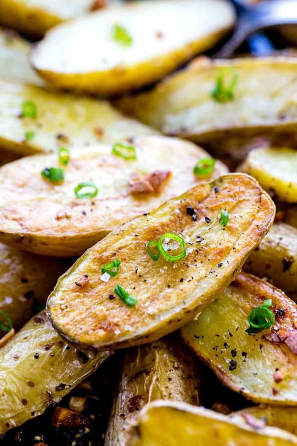 近距离拍摄的烤土豆鱼苗与调味和装饰