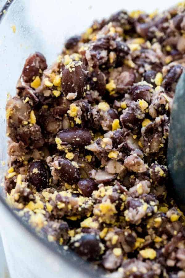 食品加工机里的黑豆和玉米片