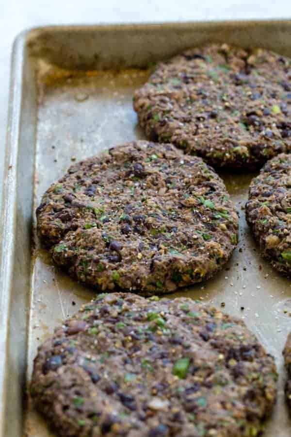 生黑豆蔬菜肉饼放在平底锅上