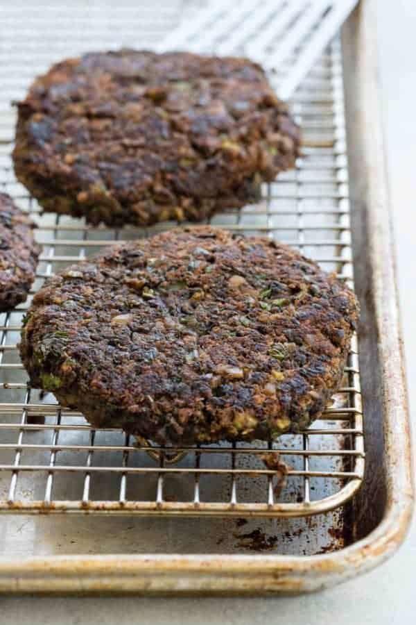 煮熟的黑豆小馅饼在铁架上冷却