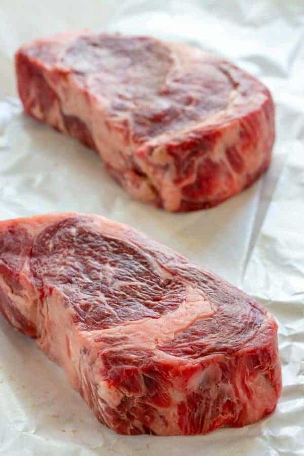 在屠户纸上的ribeye牛排两块板