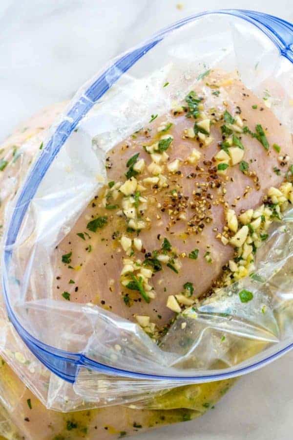 在Ziploc袋内散装鸡