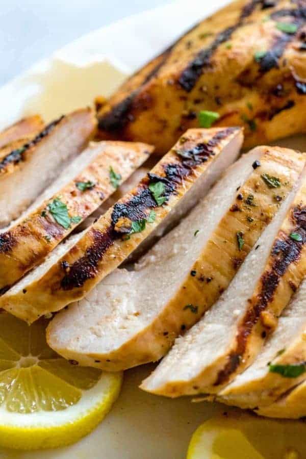 美味的鸡胸肉在拼盘上切开