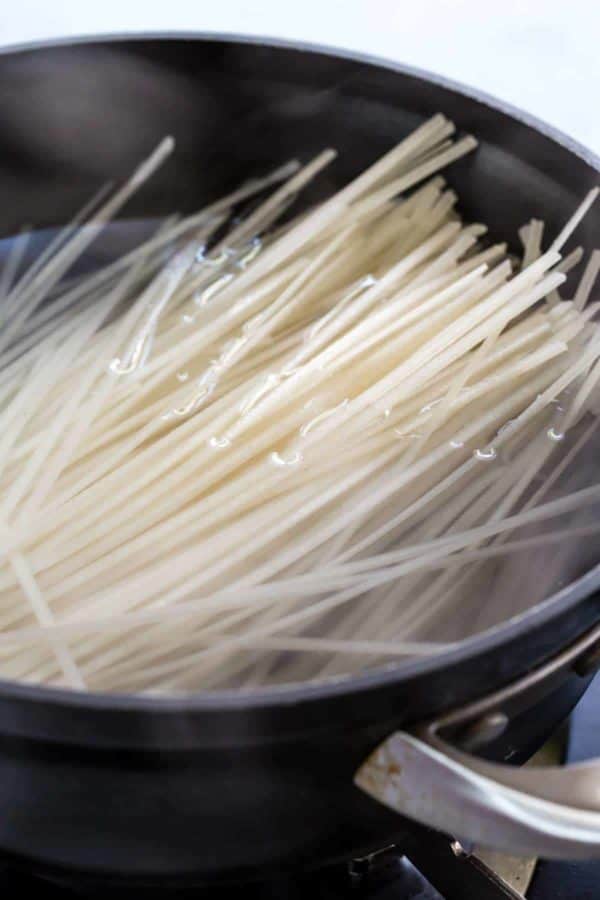 米线浸泡在一罐水中