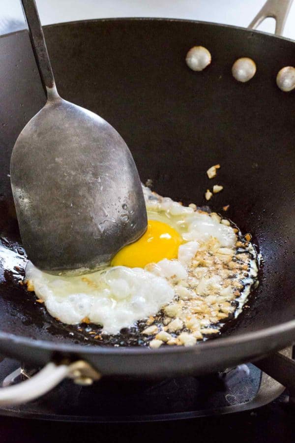 在炒锅中烹饪鸡蛋